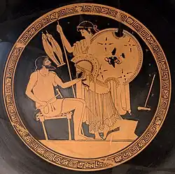 Héphaïstos remet à Thétis les armes d'Achille, médaillon d'un kylix du Peintre de la Fonderie, 490–480 av. J.-C., Altes Museum de Berlin.
