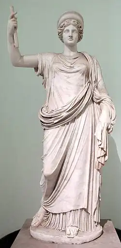 Statue d'Héra du type dit d'Héra Farnèse. Copie romaine d'un original grec du IVe&nbsp;siècle&nbsp;av. J.-C. Musée archéologique de Naples.