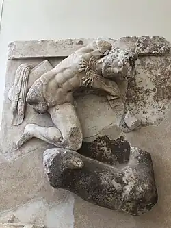 Héraclès et le cerf. Trésor des Athéniens. Très haut relief, marbre de Paros H. 67&nbsp;cm ; juste après 490. Delphes