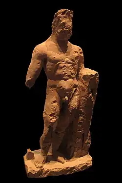 Douarnenez (trouvée dans une cuve de salaison du Port-Rhu) : statue d'Hercule (IIIe&nbsp;siècle apr. J.-C.).