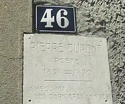 Plaque apposéeau 46 rue Pierre Dupontsur le mur du jardinde la maison où mourutPierre Dupont.