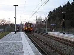 Voies, quais et arrivée d'un train InterRegion