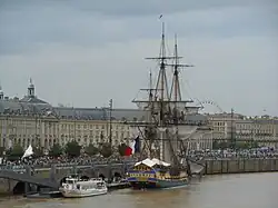 L'Hermione amarré au ponton d'honneur en 2014.