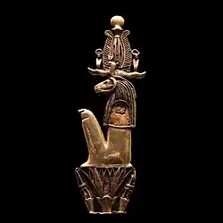 Pectoral en or figurant le dieu Harsaphes accroupi sur un bouquet de lotus émergeant des marais — XXIe et XXIIe dynasties.Musée du Louvre« Pendentif ; insigne de prêtre  ; pectoral », sur Musée du Louvre (consulté le 10 décembre 2023)..