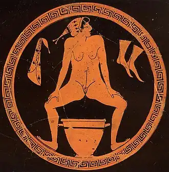 Hétaïre urinant dans un skyphos (vase haut). Intérieur d’un kylix (coupe à boire) du Ve&nbsp;siècle&nbsp;av. J.-C.