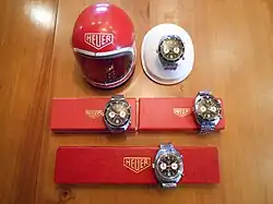 Une série de montres suisses à aiguilles Heuer Autavia dans un coffret hommage à Jo Siffert reprenant la forme de son casque