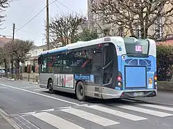 Le Heuliez Bus GX 137 no&nbsp;213025 de la circulaire Licorne à la gare de Villeneuve-le-Roi.