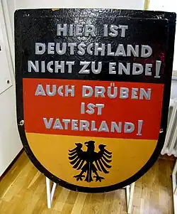 Panneau ouest-allemand noir, rouge et or indiquant «&nbsp;Hier ist Deutschland nicht zu Ende. Auch drüben ist Vaterland!"