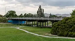 Pont routier en béton enjambant un modeste cours d'eau.