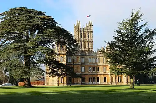 Highclere Castle dans le nord du Hampshire (Royaume-Uni), embelli dans les années 1840 dans le style néo-jacobéen.