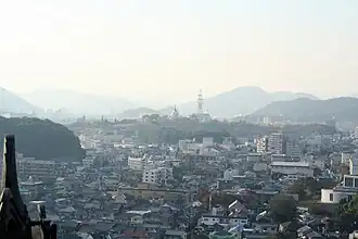 Vue de la stūpa au loin depuis le château