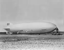 De gauche à droite : le dirigeable Hindenburg à Lakehurst en 1936 ; l'Opération Crossroads sur l'atoll de Bikini le 25 juillet 1946 ; et la brebis Dolly, premier clonage de mammifère.