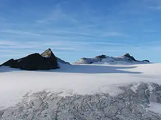 Vue depuis le nord (au centre) avec les Vordere (à gauche) et Hintere Hintereisspitzen (à droite).