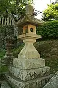 Un kaku-dōrō (角灯籠?, «&nbsp;lanterne carrée&nbsp;»).