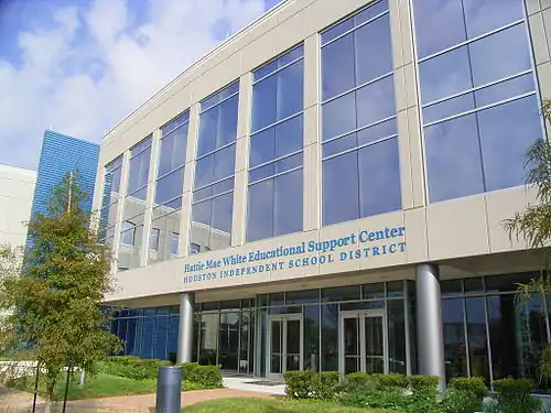 Le Hattie Mae White Educational Support Center (HMWESC), le siège du District Scolaire Indépendant de Houston.