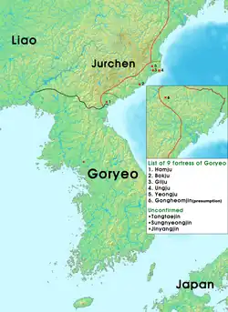 Carte de la péninsule coréenne en 1109 montrant les localisations confirmées des forts de Goryeo. Les forts sont dans l'actuel nord de la Corée du Nord, ainsi que pour un dans l'actuel raïon de Khassan. Les frontières sont montrées entre Goryeo et les Jürchens.