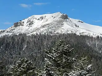 Vue du Bec de l'Aigle enneigé, à droite.