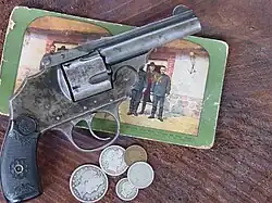 Le troisième modèle du .38 S&W H&R Hammerless Safety est sorti en 1909. Les ressorts plats communs aux deux premiers modèles ont été remplacés par du fil hélicoïdal.