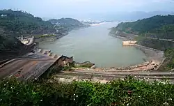 Vue vers l'aval à partir du sommet du barrage.