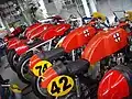 Selles individuelles sur des motos de course.