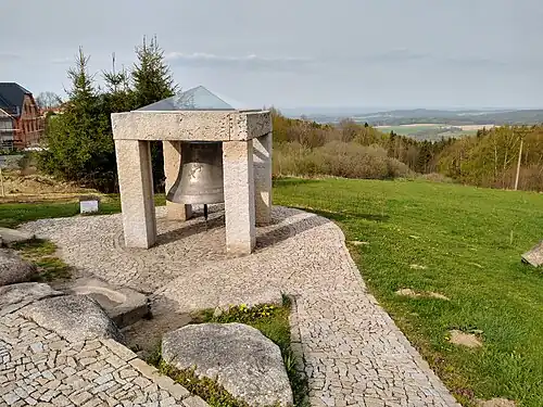 Cloche de la rencontre à Hojná Voda dans les monts Novohradské.