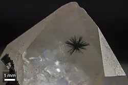 Étoile de hollandite dans une rare inclusion de quartz