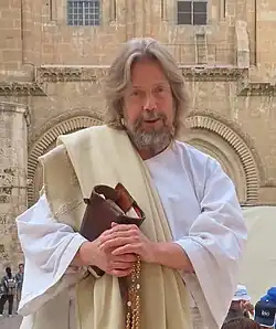 Description de l'image Holy Land 2022 (1) P457 Jerusalem Holy Sepulchre parvis Jesus guy Carl James Joseph (cropped).jpg.