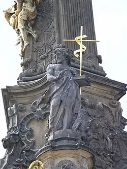 Au pied de la colonne de la Sainte-Trinité à Olomouc (République tchèque).