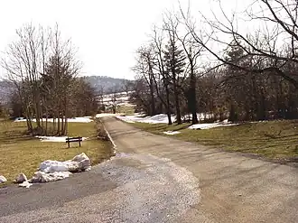 Photographie d'un paysage rural sous la neige.