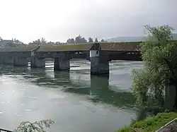 Vue amont du pont avec les chapelles