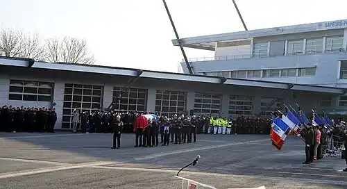 Cour de la caserne Marchandeau le jour de l'hommage au pompier Clément Vilnet.