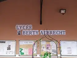 Hommage rendu pour la Journée internationale des droits des femmes au lycée Montgrand de Marseille.