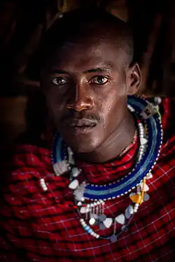 Homme Maasaï, photographié dans sa hutte, dans l'aire de conservation du Ngorongoro.
