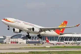 Airbus A330-200 de Hong Kong Airlines décolle de l'aéroport de Shanghaï (Pudong).