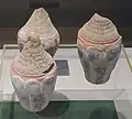 Modèles de stupa en poterie peinte