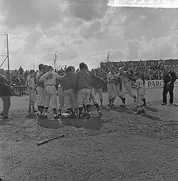 Joueurs célébrant une victoire face à EHS en 1963.