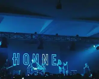 Description de l'image Honne performing at the 2017 Music Gallery Jakarta Indonesia.jpg.