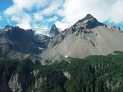 Vue sur la calotte glaciaire du sommet de Hoodoo Mountain depuis le sud