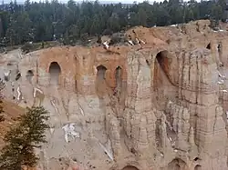L'érosion fait apparaître des arches, puis des hoodoos.