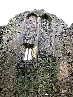 Photographie d'une lancette presque entièrement murée.