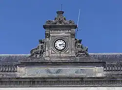 Horloge sur le fronton de la façade.