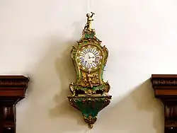 Cartel et console de l’horloge murale.