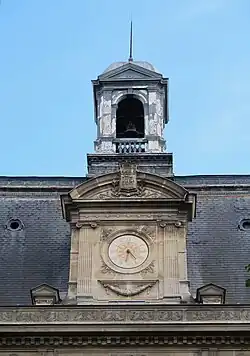 Horloge et clocheton.