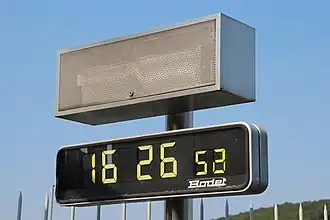 Horloge numérique sur le quai de la gare de Saint-Rémy-lès-Chevreuse.