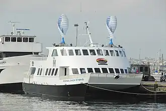 Hornblower Hybrid, utilisant diésel, éoliennes Savonius hélicoïdale et panneaux photovoltaïques.