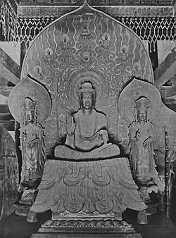 Triade au Bouddha Shākyamuni (sage des Shakya) (Triade de Shaka). Bronze, daté 623, centre : H. du corps : 87,5&nbsp;cm.