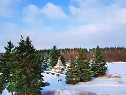 Le mémorial de côté.