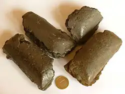 Photo de briquettes avec pièce de monnaie