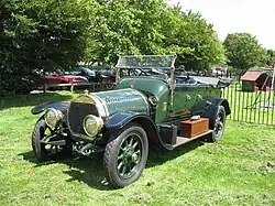 Photographie d'une voiture ancienne.