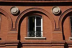 Hôtel Antonin : arcades et médaillons stylisés rappelant ceux de l'hôtel de Pins